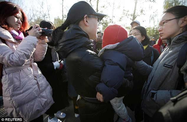 Trung Quốc: Rúng động vụ trẻ em mầm non bị ép uống thuốc lạ, ngược đãi và lạm dụng tình dục